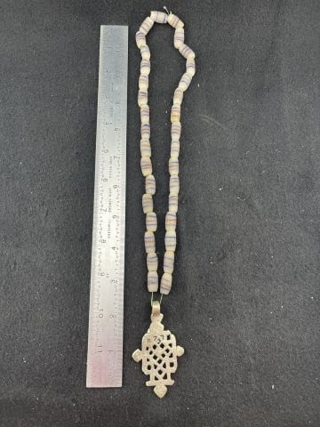 Trade Beads with pendant Indian Artifact Arrowhead: KEY WORDS: INDIAN ARTIFACT ARTIFACTS ARROWHEAD ARROWHEADS NATIVE AMERICAN MISSISSIPPIAN QUAPAW CADDO POTTERY COINS MORGAN DOLLAR PEACE DOLLAR SILVER COINS. All coins have been Sigma tested for authent