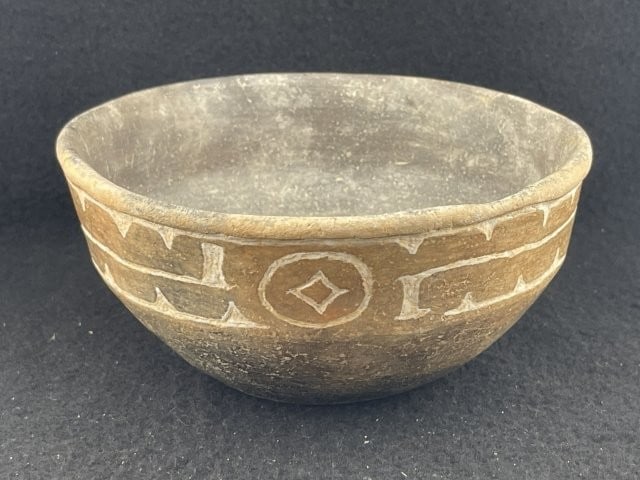 Caddo Bowl nice engraving solid Indian Artifact Arrowhead: KEY WORDS: INDIAN ARTIFACT ARTIFACTS ARROWHEAD ARROWHEADS NATIVE AMERICAN MISSISSIPPIAN QUAPAW CADDO POTTERY COINS MORGAN DOLLAR PEACE DOLLAR SILVER COINS. All coins have been Sigma tested for authent
