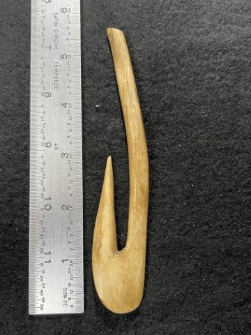 Large Bone Hook Indian Artifact Arrowhead: KEY WORDS: INDIAN ARTIFACT ARTIFACTS ARROWHEAD ARROWHEADS NATIVE AMERICAN MISSISSIPPIAN QUAPAW CADDO POTTERY COINS MORGAN DOLLAR PEACE DOLLAR SILVER COINS. All coins have been Sigma tested for