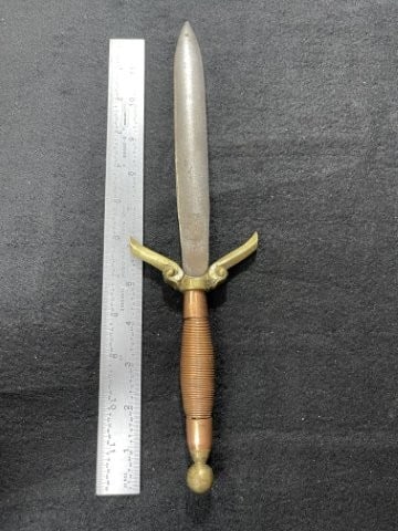 Large Dagger Indian Artifact Arrowhead (1 of 4)