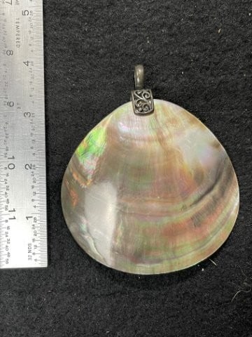 Shell Pendant Indian Artifact Arrowhead: KEY WORDS: INDIAN ARTIFACT ARTIFACTS ARROWHEAD ARROWHEADS NATIVE AMERICAN MISSISSIPPIAN QUAPAW CADDO POTTERY COINS MORGAN DOLLAR PEACE DOLLAR SILVER COINS. All coins have been Sigma tested for authent