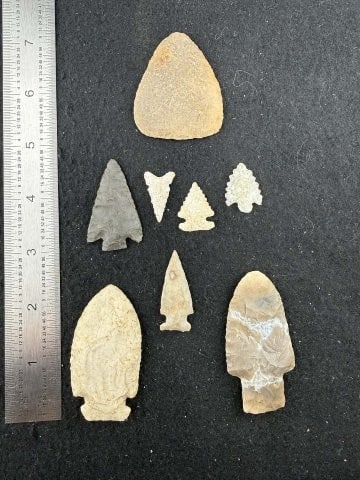 Group of nice Arrow Points Indian Artifact Arrowhead: KEY WORDS: INDIAN ARTIFACT ARTIFACTS ARROWHEAD ARROWHEADS NATIVE AMERICAN MISSISSIPPIAN QUAPAW CADDO POTTERY COINS MORGAN DOLLAR PEACE DOLLAR SILVER COINS. All coins have been Sigma tested for authent