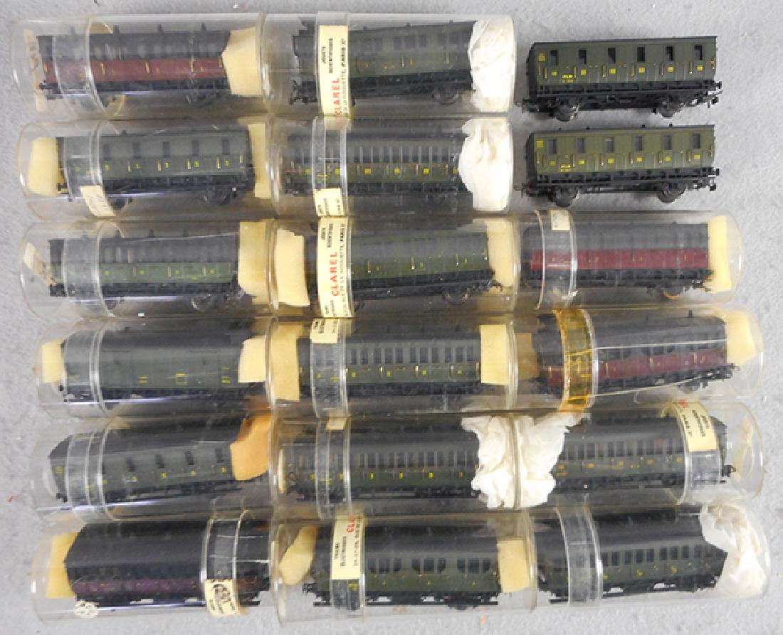 18 RG FRENCH COACHES: HO ga, 2-rail, 16 in round plastic boxes from Clarel Store in Paris, C8-9.