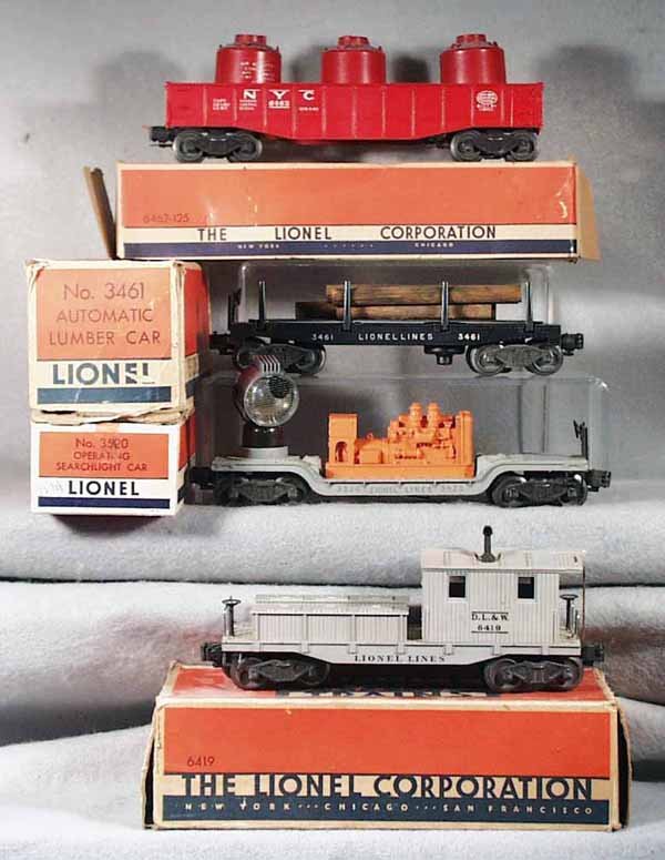 4 LIONEL FREIGHT CARS