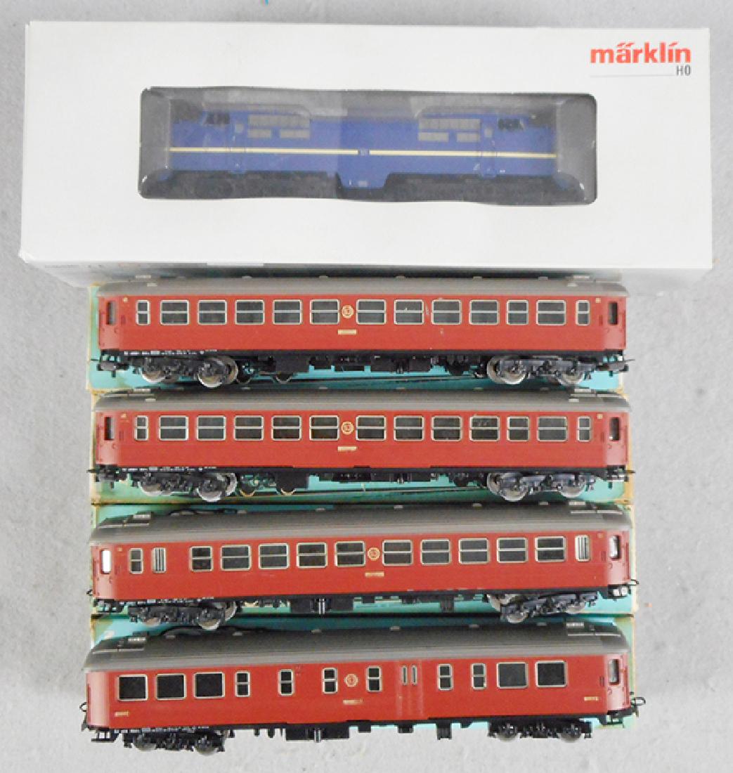 MARKLIN TRAIN SET: HO ga, 37121 loco, w/sound & MFX, 4072, 3 #4072 coaches, orig boxes have water damage, C7-8.