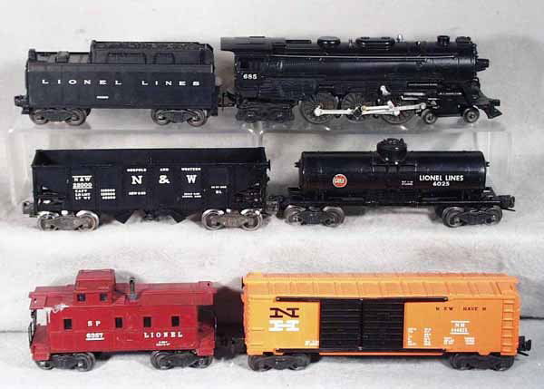 LIONEL TRAIN SET: O ga, 685 loco, restored, 6026W tender, 6025 tank car, 3456 hopper, 6468-25 NH doubledoor box car, 6357 caboose, paint drip on roof, C5-7.