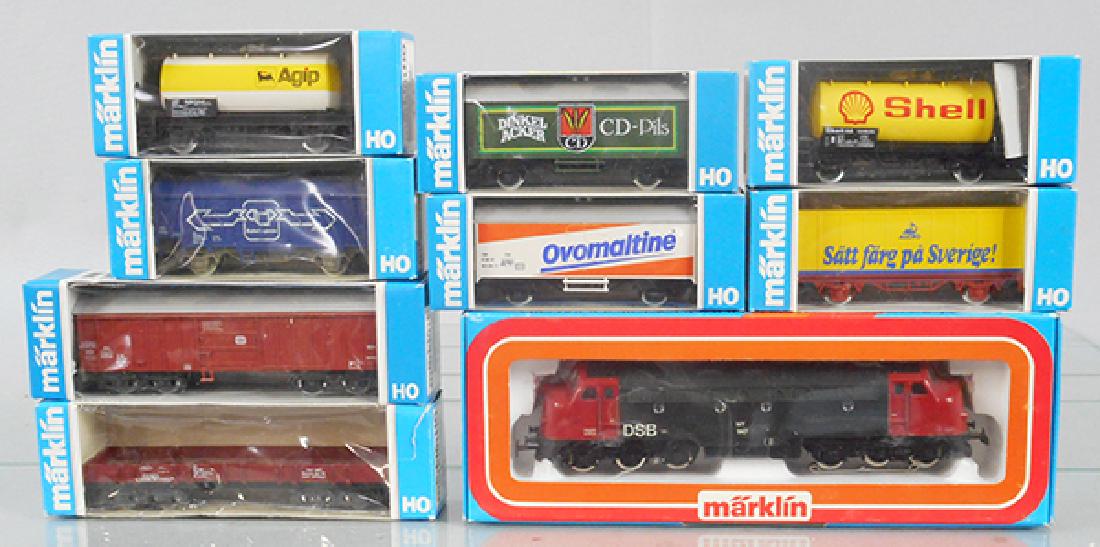 MARKLIN 3067 DSB DIESEL LOCO: HO ga, black & red, w/cars 4460, 4473, 4436, 4442, 4443, 4483, 4401, 4428, orig boxes & inserts, 1 has minor wear, C9-10.