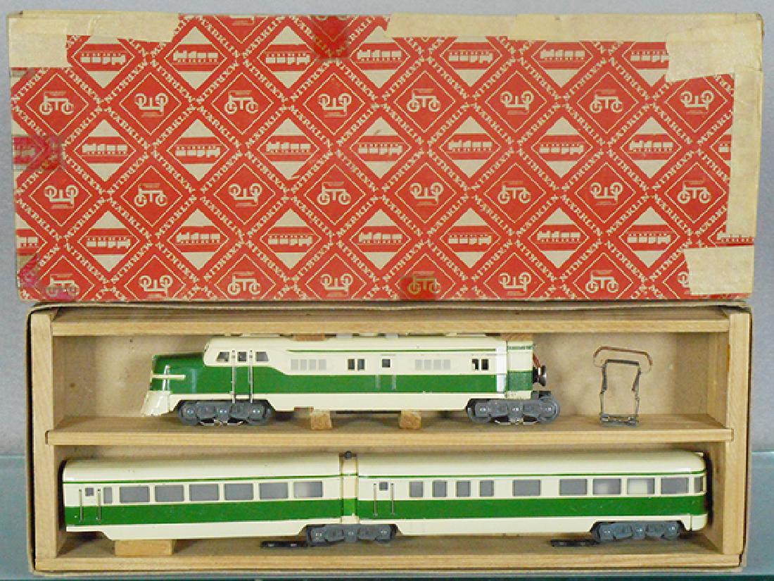 MARKLIN ST800 TRAIN SET: HO ga, green & cream, w/flat drive shafts, orig boxes & inserts minor wear, tape on box top, C8.