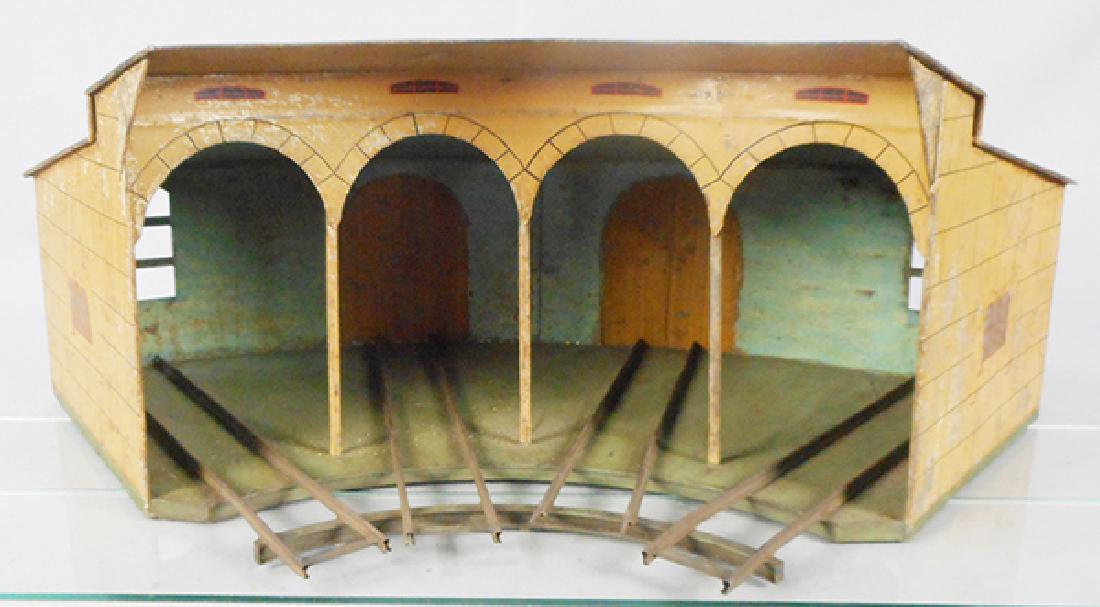 MARKLIN 2114 4-BAY ROUNDHOUSE: 2 ga, painted tin, paint worn & flaking in spots, C3-4.