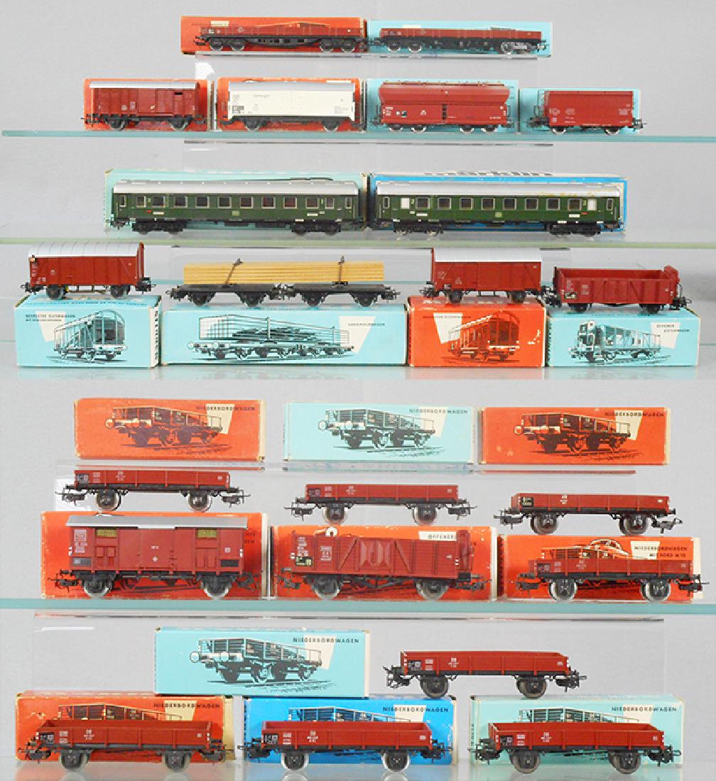 22 MARKLIN FREIGHT CARS: HO ga, 2 #4514, 1 bed damaged, 2 #4037, 1 has oxidation on roof, 4512, 4505, 4506, 4605, 4656, 2 #4601, 4550, 7 #4503, 4620, 4626, 4504, some axles have oxidation, orig boxes, some have minor wear, C5