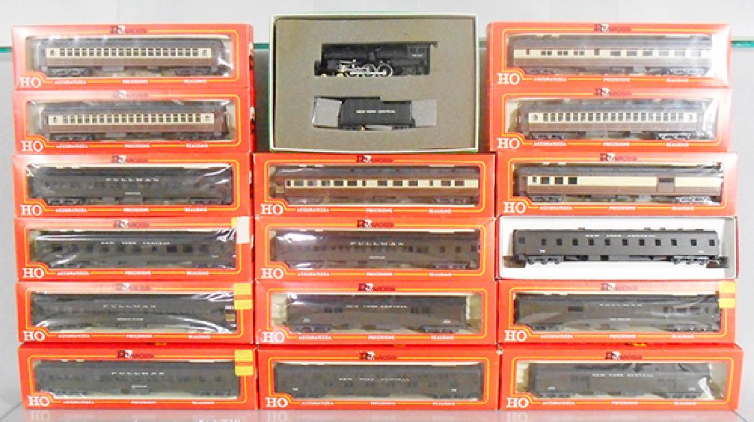BOWSER & RIVAROSSI NYC TRAIN SET: HO ga, 2-rail, Bowser 500200 K11 NYC Pacific loco & tender, die cast, w/16 Rivarossi NYC coaches, orig boxes minor wear, C8-9.