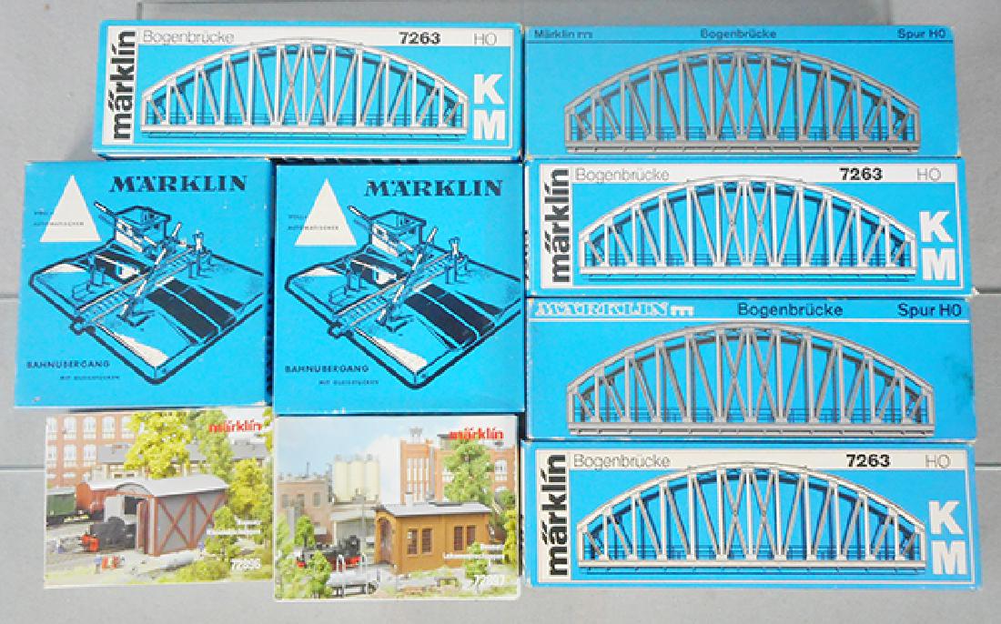 MARKLIN ACCESSORIES: HO ga, 5 #7263 bridges, 2 #7192 level crossings, 72896 & 72897 building kits, both factory sealed, orig boxes minor wear, C8-10.