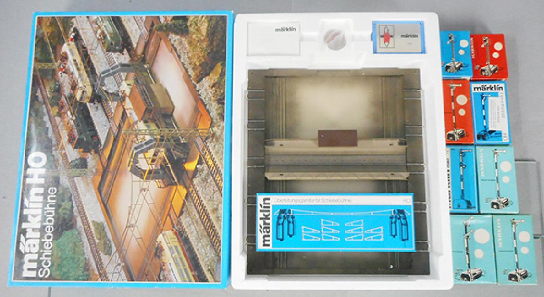 MARKLIN ACCESSORIES: HO ga, 7294 transfer table, 7295 catenary, 2 #7188, 7040, 4 #7039, 7041 signals, orig boxes & inserts minor wear, C7-9.
