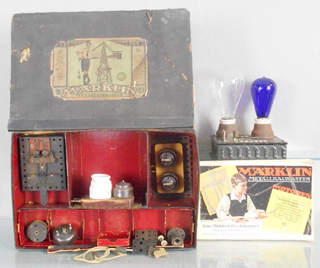 MARKLIN 302 CONSTRUCTION SET: contains electric motor, switches, 2 pigtailed light bulbs, magnet & more, instruction manual worn, orig box & insderts rough, C5.