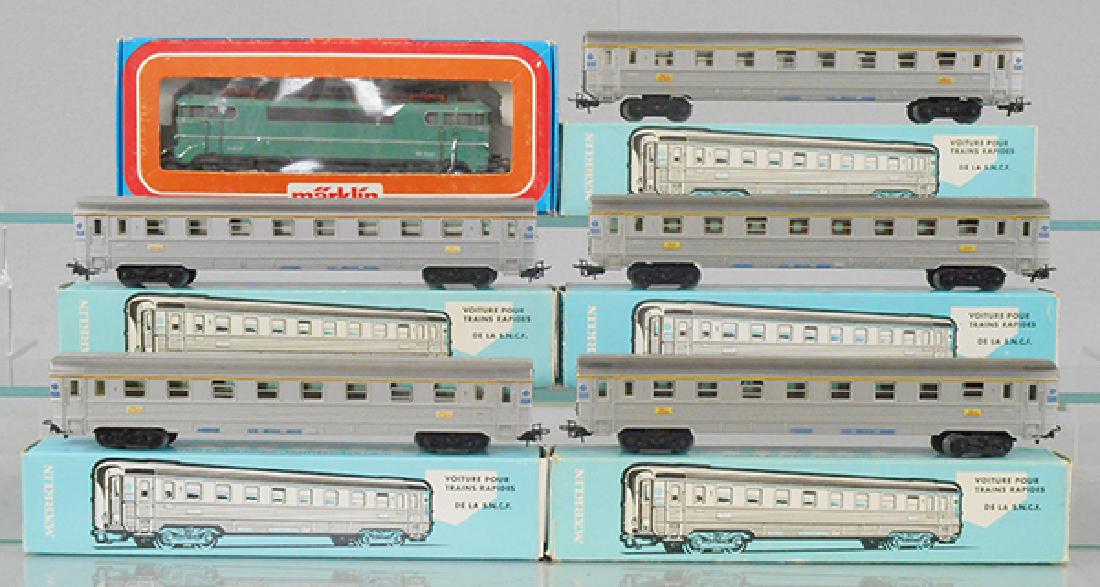 MARKLIN FRENCH TRAIN SET: HO ga, 3038 electric loco, w/5 #4050 coaches, some very light surface oxidation on some car roofs, orig boxes minor wear, C8-9.