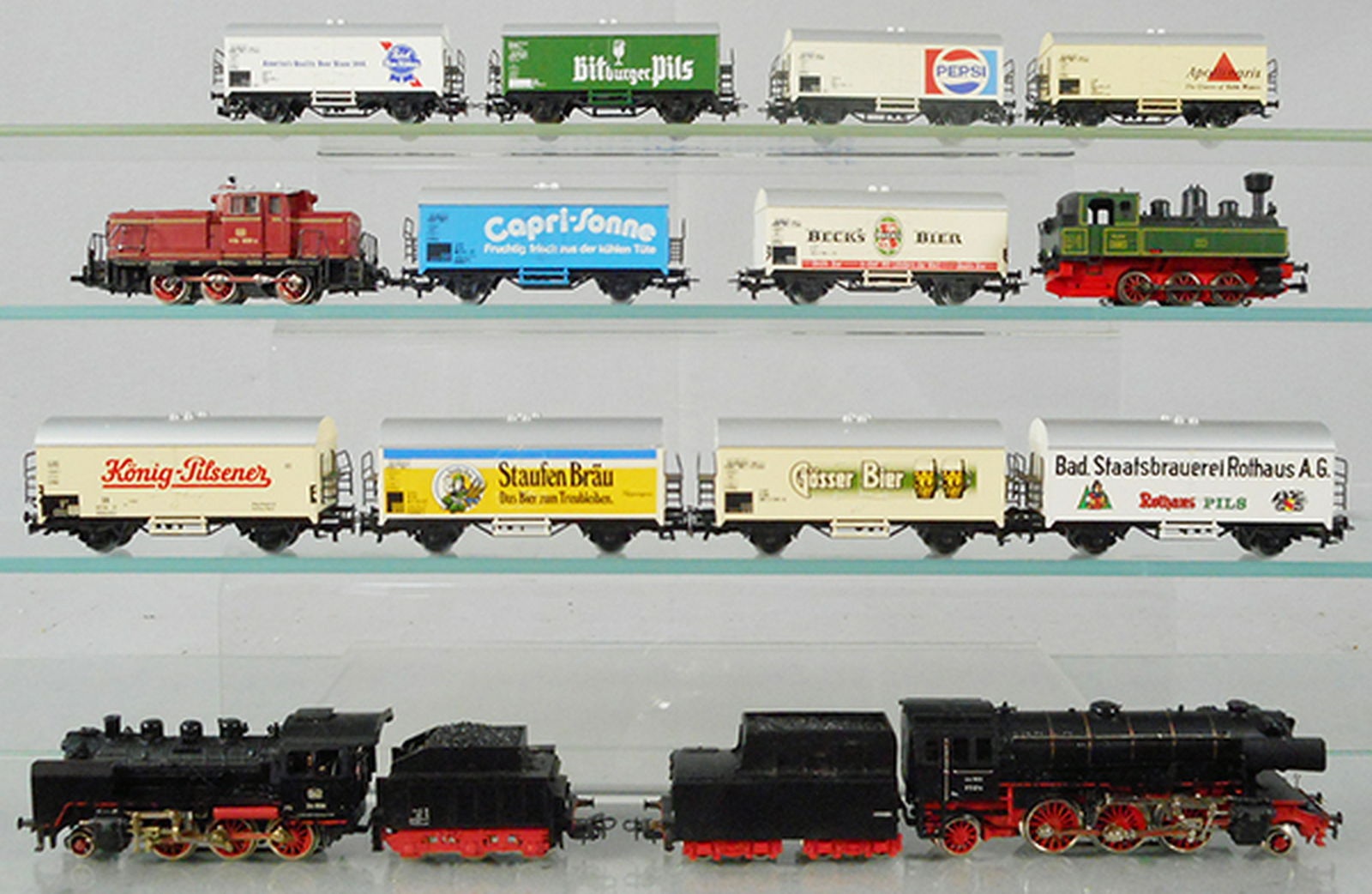 MARKLIN LOT: HO ga, 3064, 3087 & 3003 DA800 locos w/cars 4569, 4421, 4419, 4426, 4425, 4548, 4418, 4429, 4567, 4437, C7-9.