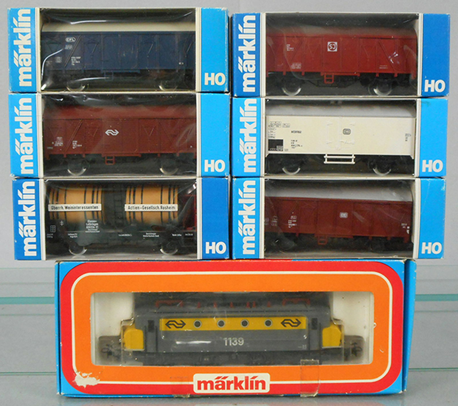 MARKLIN TRAIN SET: HO ga, 3324 loco w/cars 4432, 4402, 4405, 4408, 4415, 4410, orig boxes minor wear, C8-9.