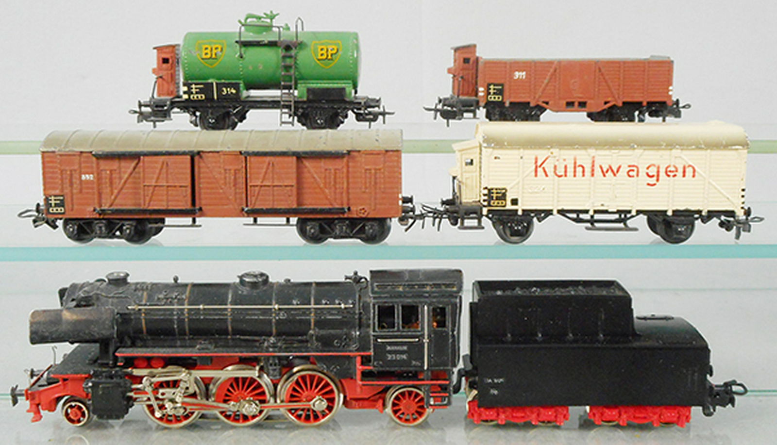 MARKLIN TRAIN SET: HO ga, DA800 loco & tender, 332 4-door box car, 324 Kuhlwagen, 314 BP tank, 311 gondola, C5-7.
