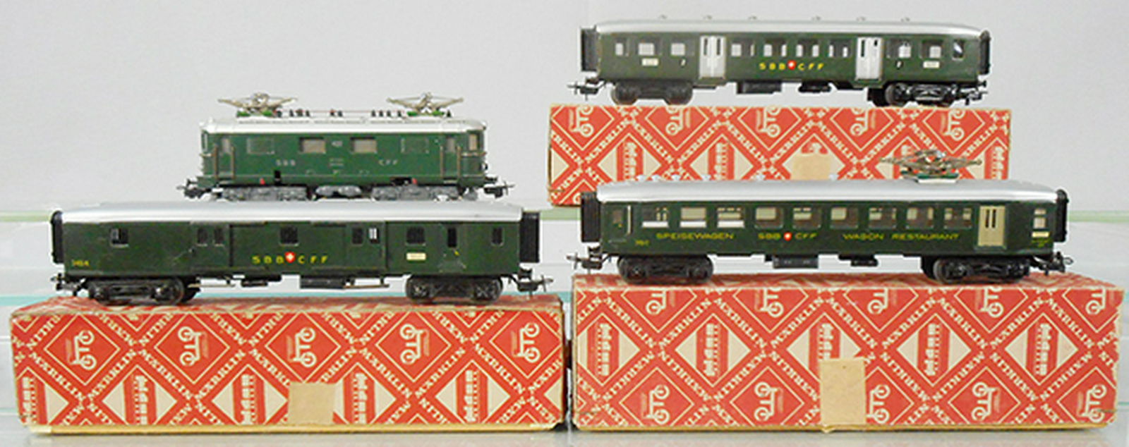 MARKLIN SWISS TRAIN SET: O ga, RET800 loco, 3rd version, 348/1 coach, 348/4 baggage, roof restored, 348/2 spiesewagen, cars have surface spider webbing on sides, orig car boxes only, C5-6.