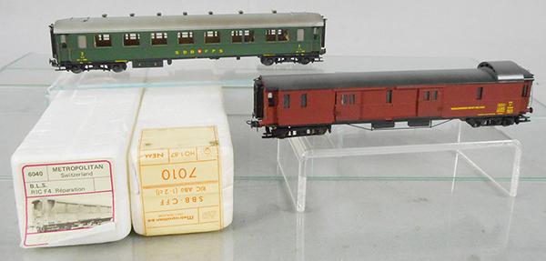 2 METROPOLITAN SWISS COACHES: HO ga, 2-rail, brass painted, 7010 1/2 Class w/KD couplers, 6040 BLS baggage, both have interiors w/lightings, orig boxes minor wear, C8-9.