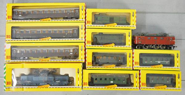 2 FLEISCHMANN TRAIN SETS: HO ga, 2-rail, 1331 French loco w/3 #1445 coaches, 1333 Swedish loco w/cars 1400, 1401, 1402, 1403, 1404, 1405, 10 orig boxes & inserts only, minor wear, C8-9.