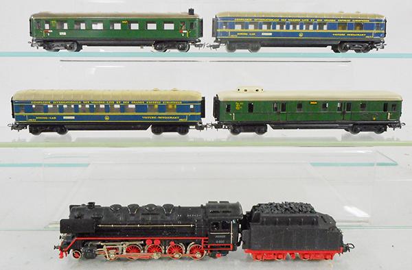 MARKLIN TRAIN SET: HO ga, G800 loco & tender, 346-4 baggage, 2 #346-2J diners, 346-1 coach w/end of train lights, 1 roof restored, C7-8.