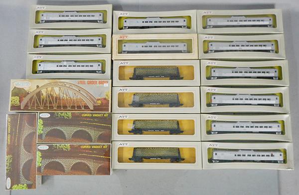 ATT/TRIANG TRAIN LOT: HO ga, 2-rail, RDC Dummies, 4 Santa Fe, 3 Northern Pacific, 2 C&O pulp wood cars, 2 Southern, 2 Northern Pacific, 3 Viaduct Kits, 1 Bridge Kit, orig boxes & inserts, C9-10.