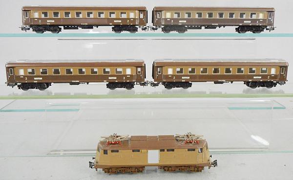 MARKLIN ITALIAN TRAIN SET: HO ga, 3035 loco w/4 #4036 coaches, C7-8.
