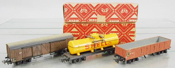 3 MARKLIN US FREIGHT CARS: HO ga, 332 double door box car, orig box minor wear, 334S Shell, w/orig box labelled Esso, minor wear, 331 gondola, C7-9.