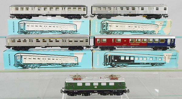 MARKLIN TRAIN SET: HO ga, 3037 loco, some scratches, 4078 diner, 4081, 4082 & 4083 commuter cars, orig car boxes only, minor wear, C7-8.