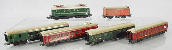 MARKLIN TRAIN SET: HO ga, SEW800 loco, 346/4 baggage, 346/2 Mitropa spiesewagen, 346/1 coach, 346/3 Mitropa schlafwagen, 3205 box car w/end of train lights, C6-8.