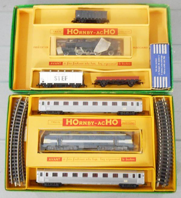 2 HORNBY ACHO FRENCH SETS: HO ga, passenger set w/060DB-5 coco loco, oxidation on handrails, 2 1st class coaches, track, lube & paperwork, freight set w/tank loco & 4 freight cars, no track, orig boxes & inserts minor wear, C6-
