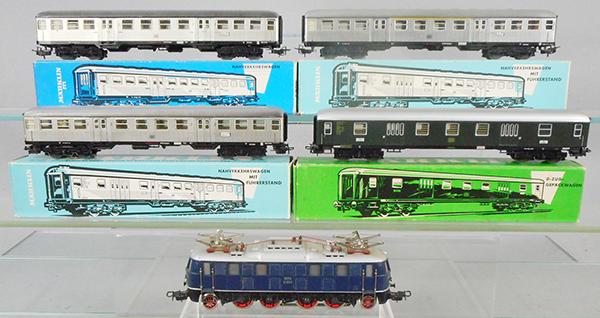 MARKLIN TRAIN SET: HO ga, 3023 electric loco, w/cars 2 #4081, 4026, 4083, orig boxes minor wear to worn, C6-7.