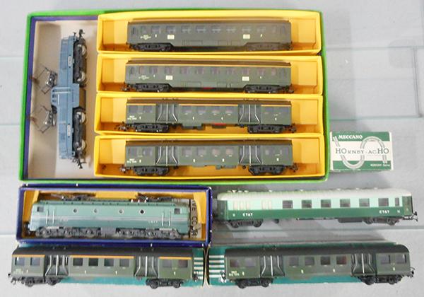 HORNBY ACHO MECCANO TRAINS: HO ga, 2-rail, 6372 loco, BB-12061 loco w/4 SNCF coaches in orig set box, 735 & 736 coaches, 6620 signal, 2nd class State Coach, 6 orig boxes only, C7-9.