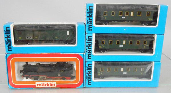 MARKLIN TRAIN SET: HO ga, 3095 tank loco w/passenger cars 4106, 4104, 2 #4105, orig boxes, loco box has minor wear, C9.
