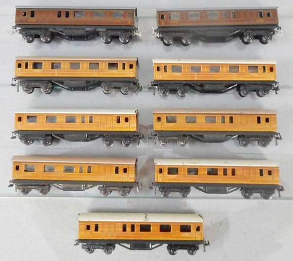 BRITISH TRIX TWIN RWYS PASSENGER CARS: HO ga, 5 LNER 4/570, 1263 BK/3rd short bogie coaches, 2 LNER 4/560 1134 1st class, 2 LMS 2/570 5542 BK/3rd class, several roofs are worn, 2 orig box bottoms only, C3-6.