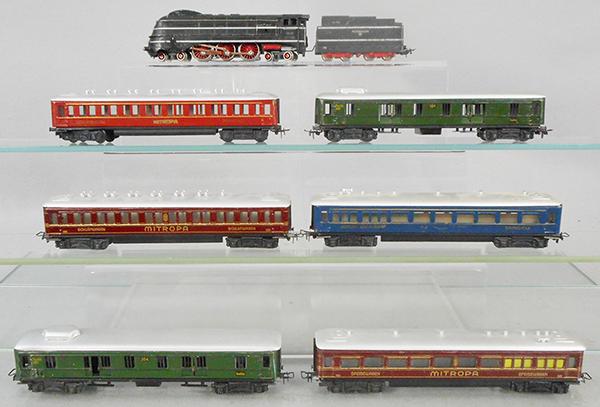MARKLIN TRAIN SET: HO ga, SK800 loco & tender, 2 #354 baggages, 352 speisewagen, 2 #353 schlafwagens, 1 is handpainted tin, 352J dining car, all car roofs are restored, 5 cars have reattached trucks, C5-6.