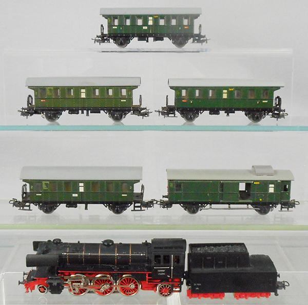 MARKLIN TRAIN SET: HO ga, DA800 loco & tender, 4003 baggage, 4 #329/1 coaches, C6-8.