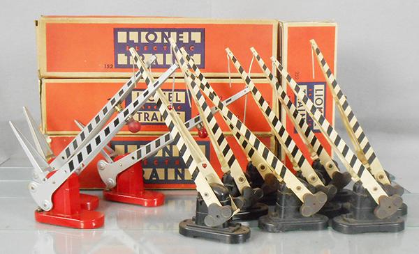 LIONEL ACCESSORIES: O ga, 3 #152 crossing gates, orig boxes some wear, 8 #252 crossing gates, 1 orig box only, box has some wear, C5-8.