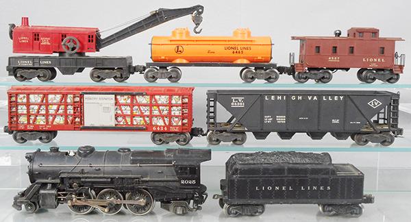 LIONEL TRAIN SET: O ga, 2025 loco, 2466W tende, crack on deck top, 6434 poultry dispatch, 6436 LV hopper, 6460 crane, 6465 tank, 6557 smoking caboose, C5-6.