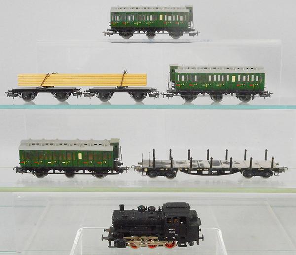 MARKLIN TRAIN SET: HO ga, CM800 loco, w/cars 392, 361G, 1 chain hold down needs reattaching, 3 #330/2, 1 journal box loose but there, C6.
