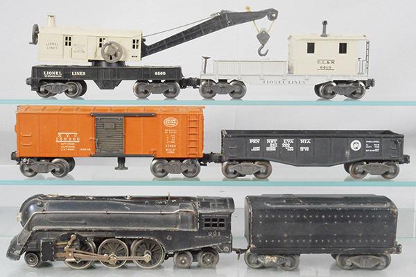 LIONEL TRAIN SET: O ga, 221 loco, 221W tender, missing decals on both sides, 3464 operating NYC box car, 6452 PA gondola, 6560 crane, 1 step broken, 6419 caboose, chip on roof, C5-6.