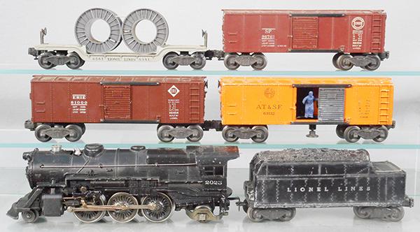 LIONEL TRAIN SET: O ga, 2025 loco, 2466W tender, w/FS trucks, 6454 Erie box car, 3464 AT&SF operating box car, 6561 cable flat, 6454 SP box car, C5-6.