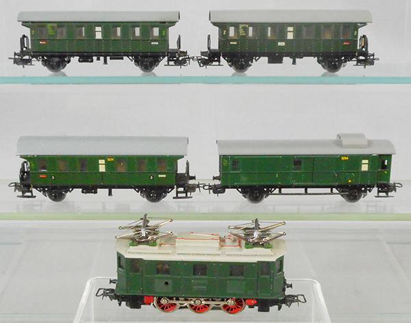 MARKLIN TRAIN SET: HO ga, RSM800 loco, 329/4 baggage, 3 #329/1 coaches, C6-7.
