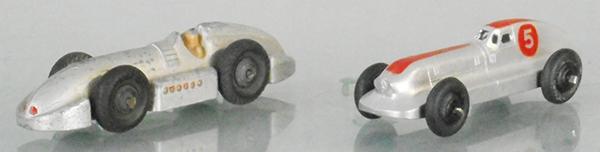 2 DINKY RACING CARS: 23E Speed of the Wind, paint worn, C4, 23B Hotchkiss, C7-8.