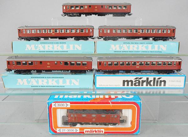 MARKLIN SWEDISH PASSENGER SET: HO ga, 3030 loco w/digital decoder, 2 #4073 coaches, 3 #4072 coaches, orig boxes except for 1 #4073 coach, boxes have minor wear, C8.
