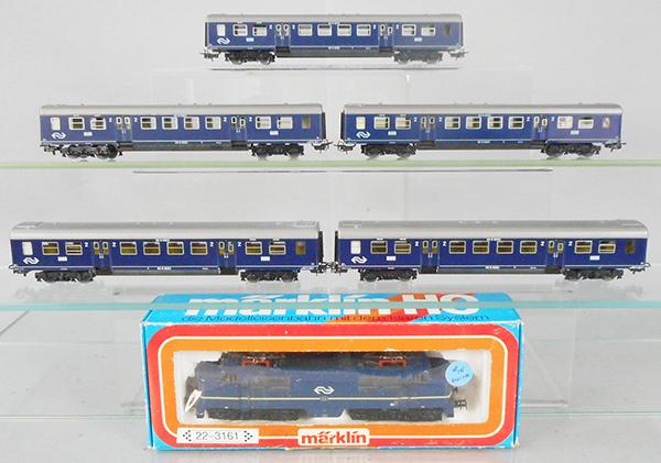 MARKLIN DUTCH TRAIN SET: HO ga, 3161 loco w/digital decoder, w/5 #4049 commuter coaches, C7-8.