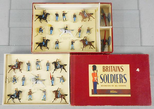 BRITAINS 2070 UNION & CONFEDERATE TROOPS: 14 Confederate Troops, tied to card, 14 Union Troops, 2 Cannons, orig box & inserts minor wear, C8.