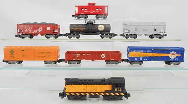 AMERICAN FLYER TRAIN SET: S ga, 21812 T&P switcher, hairline screw crack at rear, 980 B&O box car, 805 gondola, 802 IC box car, 921 CB&Q hopper, 912 Koppers, 924 Jersey Central hopper, 938 caboose, C6-8.