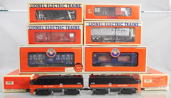 LIONEL TRAIN SET: O ga, 18922 NH Alco A diesel, 18923 NH Alco A dummy, 52280 mint car, 16719 exploding box car, 19295 NH box car, 36738 poultry, 16374 flat car, 19274 box car, orig boxes & inserts, C8-9.